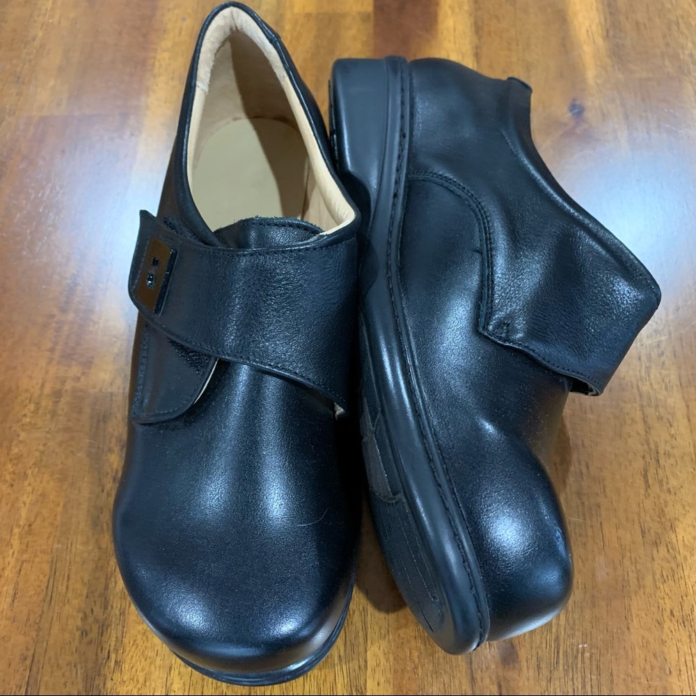NWOT Hummingbird Loafers